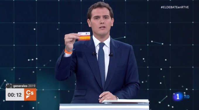 Rivera muestra la tarjeta sanitaria con validez para toda España