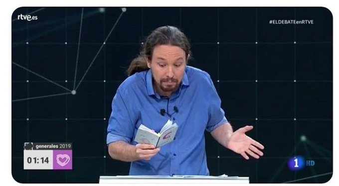 Cuando miras las chuletas y no entiendes ni tu letra. Pablo Iglesias en el Debate