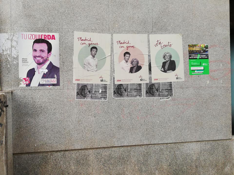 Las aceras y las fachadas sucias por la campaña electoral. Foto de la autora