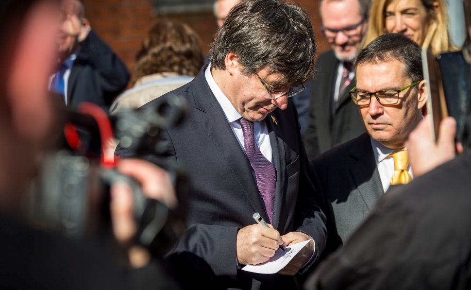 Carles Puigdemont junto a uno de sus abogados, Jaume Alonso-Cuevillas