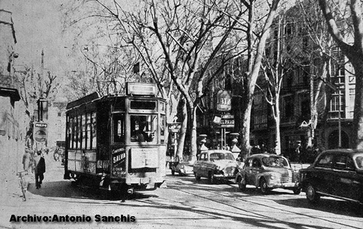 En la foto, aparcados junto al tranvía, dos Seat 1400 A, y un Renault 4 4 en medio; años 50
