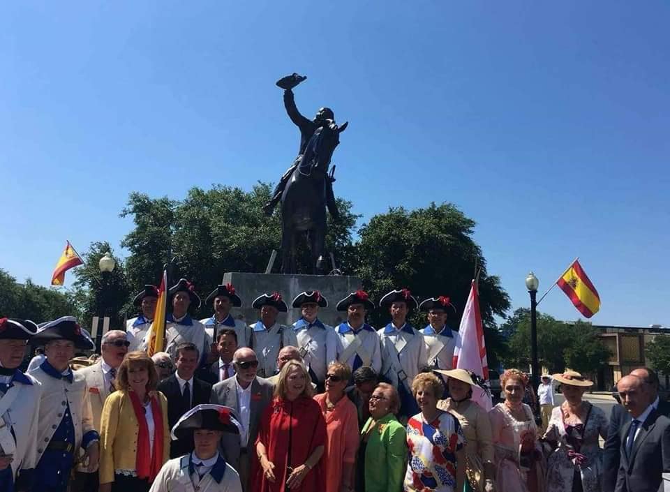 Se representa a Bernardo de Gálvez montado a caballo y con su sombrero levantado en la mano derecha en señal de victoria.