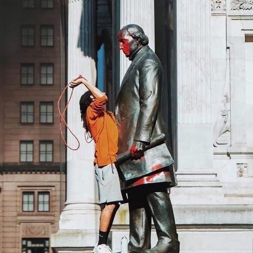 Manifestantes en Filadelfia desfiguran una estatua de Matthias Baldwin, uno de los primeros abolicionistas que luchó contra la esclavitud 30 años antes de que terminara