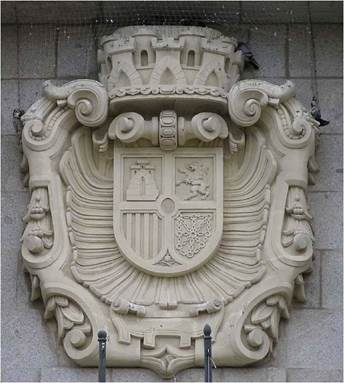 Y en el Banco de España en Ávila: las obras comenzaron en 1925, es decir, en época de Alfonso XIII. Terminaron hacia 1931 y en la 2ª República se colocó el escudo tapando una ventana, escudo que permaneció durante toda la dictadura.