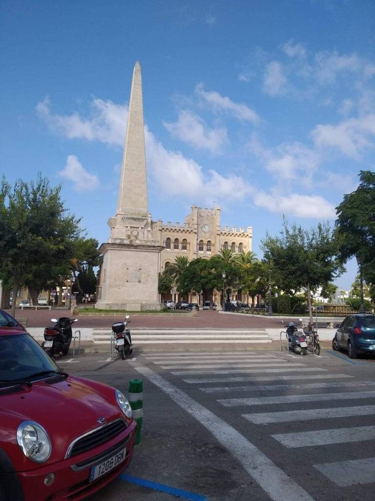 Hoy podemos admirar el obelisco que se yergue en el centro de la plaza del Borne de Ciudadela que tiene 22 metros de altura, erigido en 1857 como recuerdo de la resistencia y derrota de la ciudad durante el ataque de la armada turca en 1558.