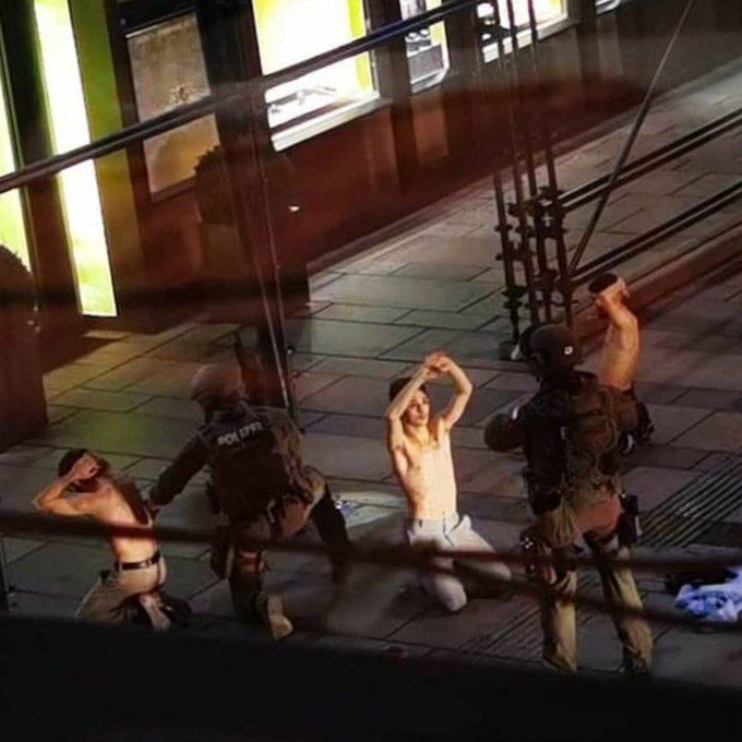 Una guerra que no se quiere ver. En la imagen la detención en Viena a varios individuos, obligados a desnudarse para evitar una eventual activación de chaleco bomba.