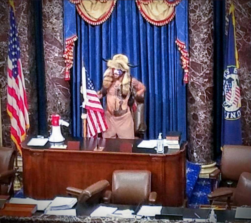 La Gran Comedia demócrata finiquita la pica honorabilidad que le quedaba a Trump.