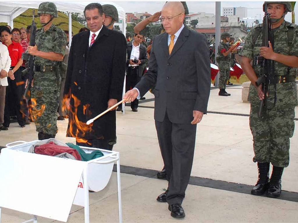 Ceremonia incineración de la Bandera Nacional