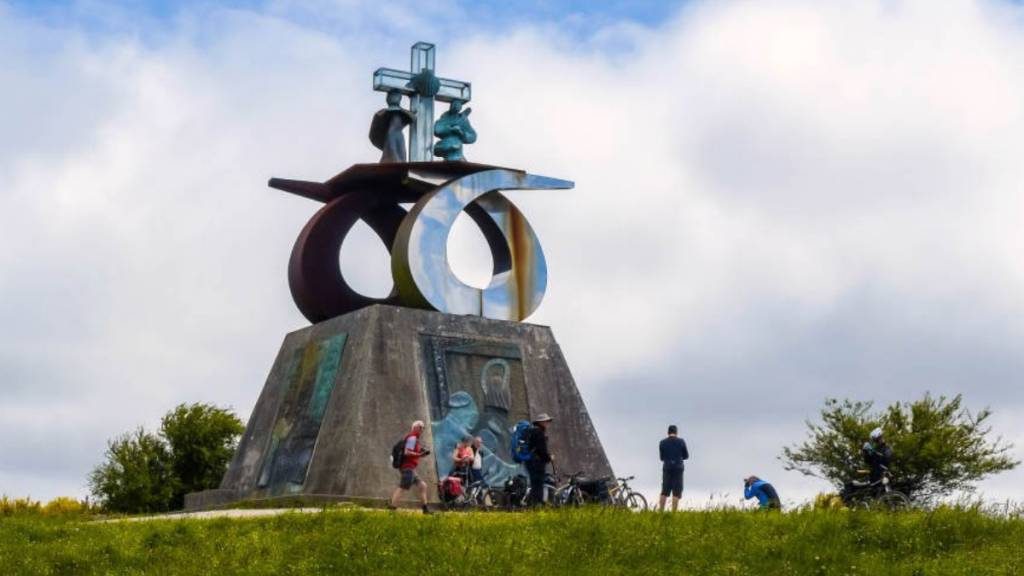 La Junta de Galicia presidida por el popular Feijóo retira el monumento a Juan Pablo II del Monte del Gozo.